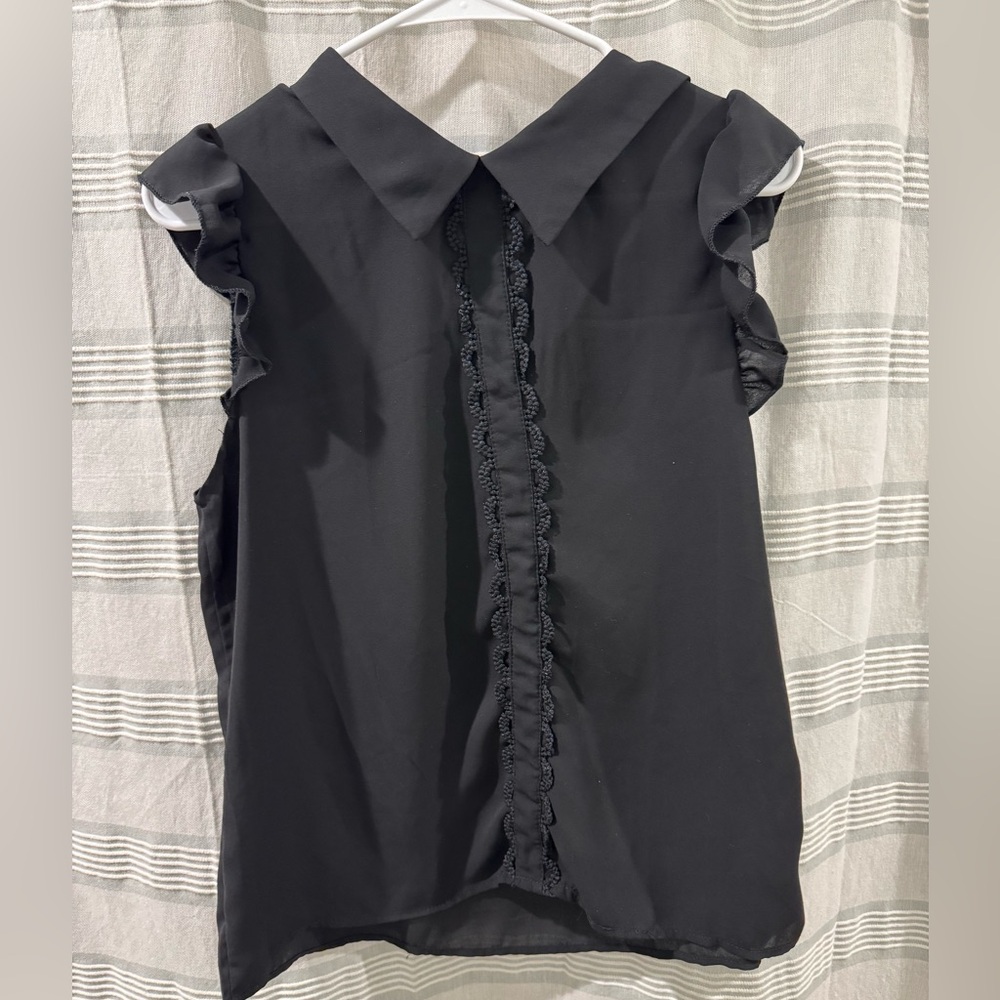 Black sleeveless blouse. Size Medium
